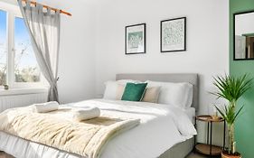 Stylish 3 Bedroom Home - Spacious - Beautifully Presented - Flex Check-In - Free Parking
